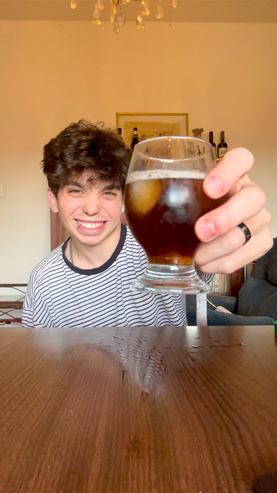 Tomás sonriendo con un vaso de cerveza