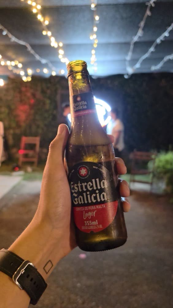 Una Estrella Galicia en la mano