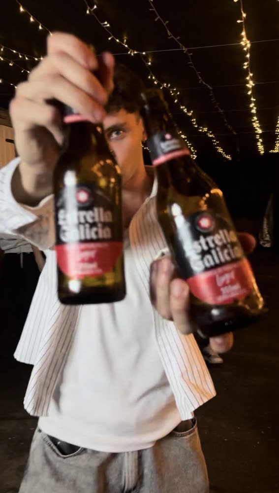 Dos botellas de Estrella Galicia a cámara