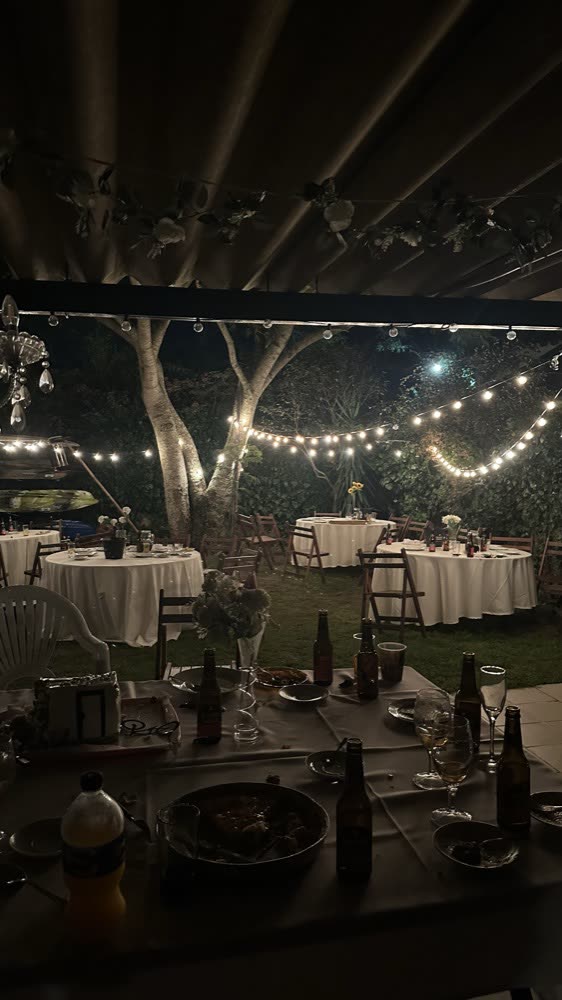 El jardín con mesas y guirnaldas de luces