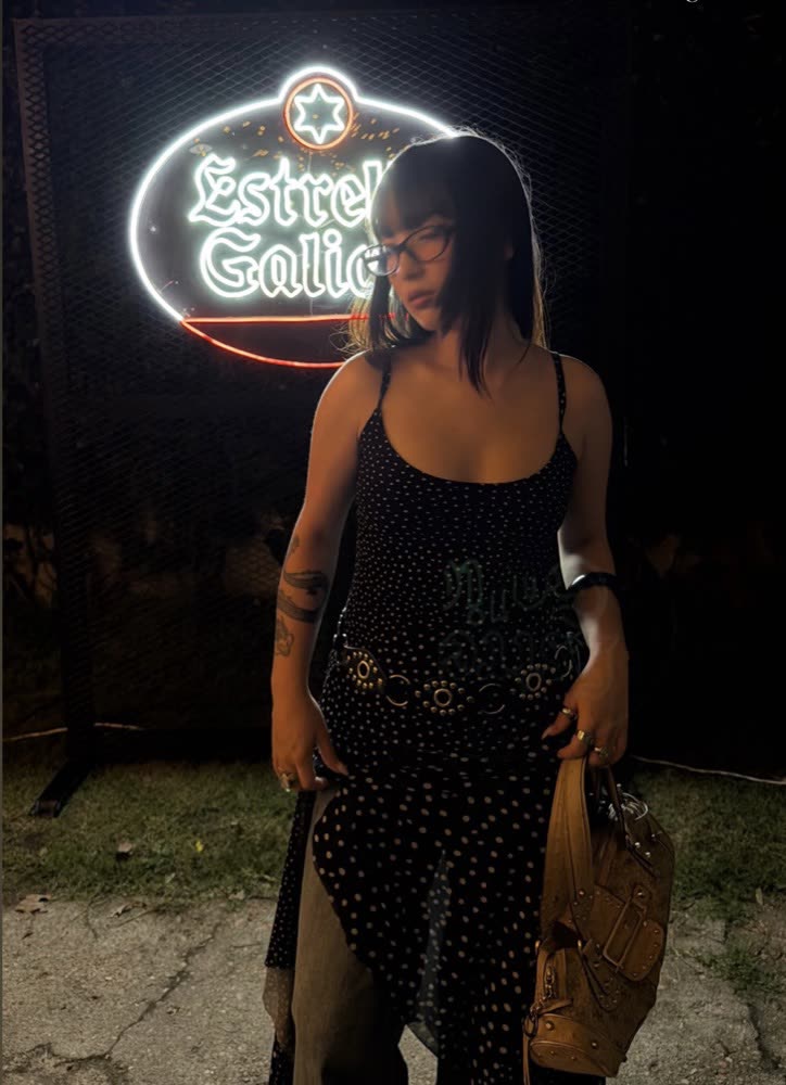 Invitada frente al cartel de neón de Estrella Galicia