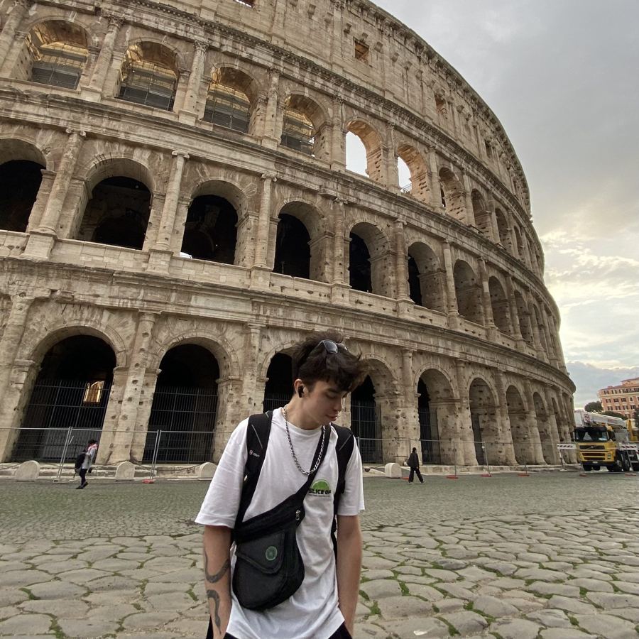 Tomás frente al Coliseo