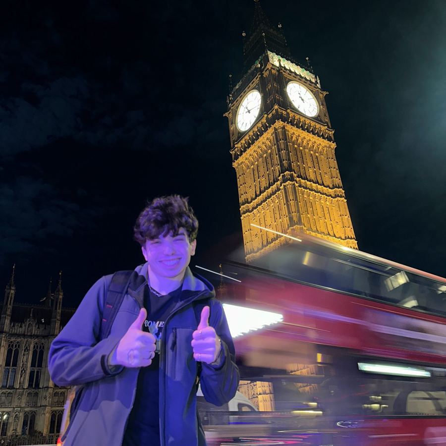 Tomás frente al Big Ben de noche
