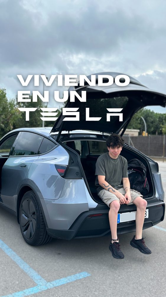 Tomás sentado en el baúl de un Tesla