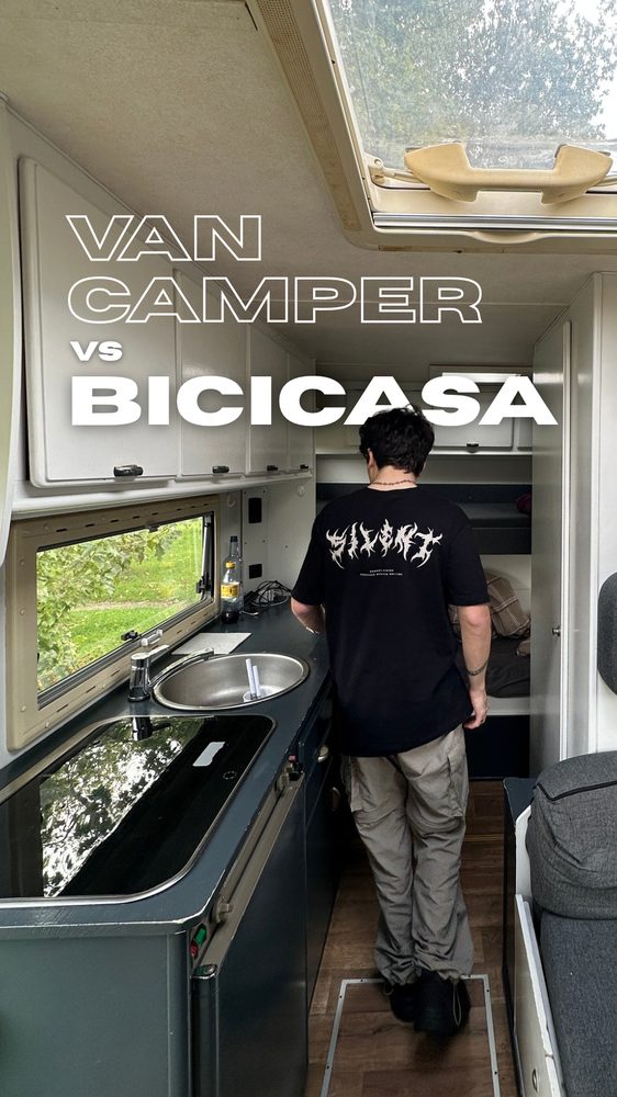 Tomás adentro de una van camper